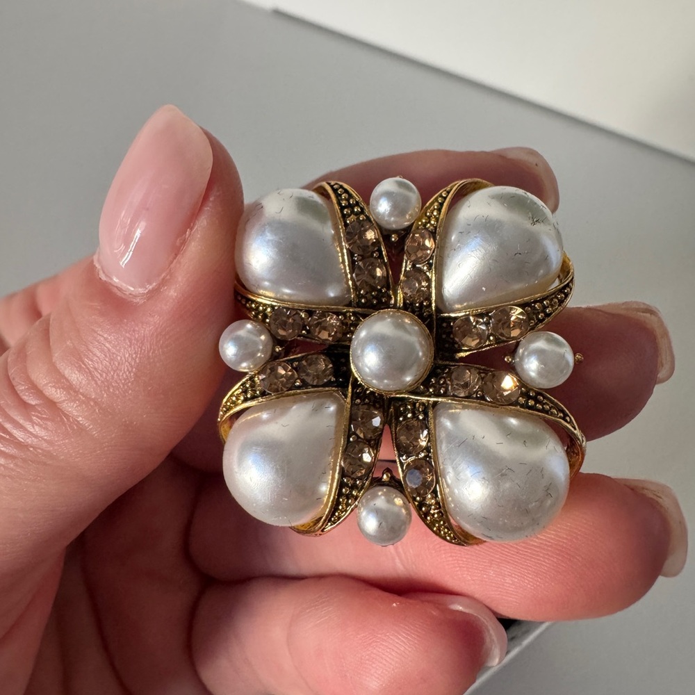 Vintage Style Pearl Gold Tone Brooch Floral Statement Pin Gift Box New - Picture 4 of 6
